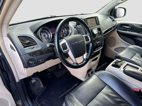 Used 2015 Chrysler Town & Country Touring w/ Driver Convenience Group image 10