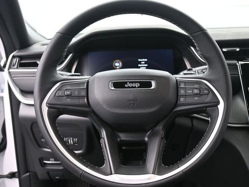 New 2025 Jeep Grand Cherokee Altitude image 28