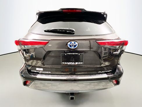 Used 2022 Toyota Highlander Platinum image 6