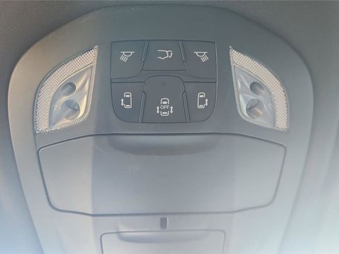 Used 2025 Chrysler Pacifica Select image 10