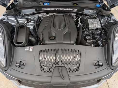 Certified 2025 Porsche Macan image 28