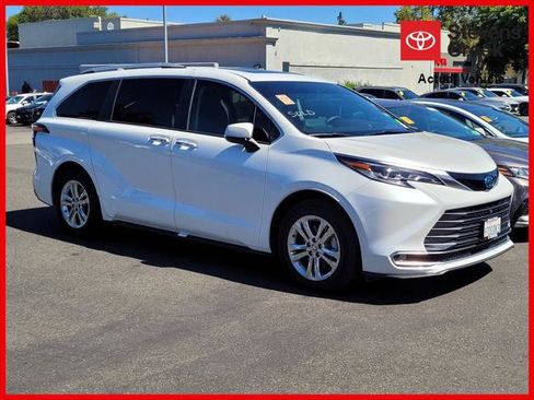 Certified 2022 Toyota Sienna Platinum AWD/4WD image 1