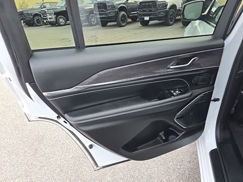 Certified 2022 Jeep Grand Cherokee L Overland image 16