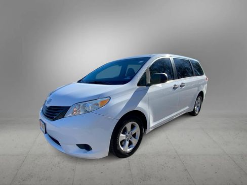 Used 2013 Toyota Sienna L image 9