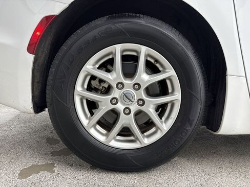 Used 2023 Chrysler Pacifica Touring-L image 42