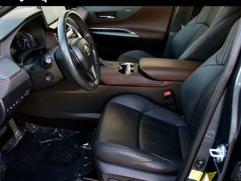 Used 2021 Toyota Venza image 14