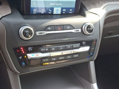 Used 2020 Ford Explorer Platinum w/ Premium Technology Package image 17