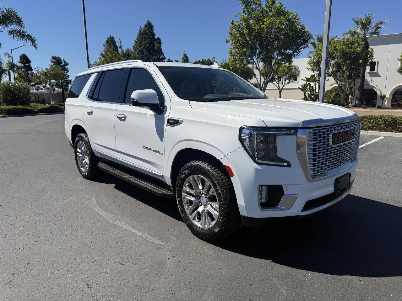 Used 2021 GMC Yukon Denali w/ LPO, Illumination Package AWD/4WD image 5