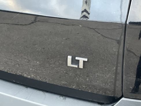 Used 2021 Chevrolet Traverse LT image 38