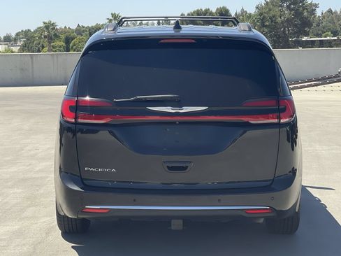 Used 2022 Chrysler Pacifica Touring-L FWD image 4