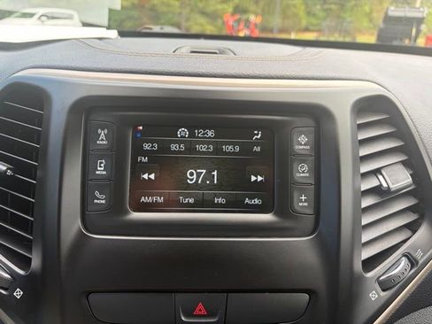 Used 2016 Jeep Cherokee Latitude AWD/4WD image 9