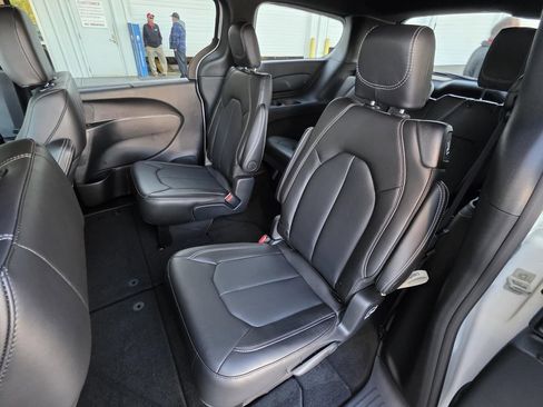 New 2026 Chrysler Pacifica Select FWD image 10