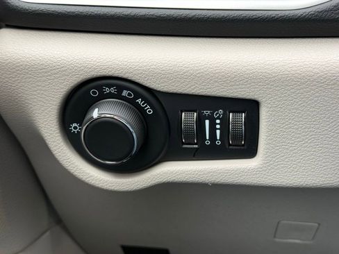 Used 2023 Chrysler Voyager LX FWD image 23