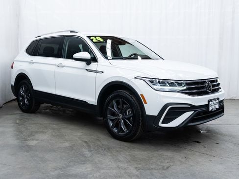 Used 2024 Volkswagen Tiguan SE image 1