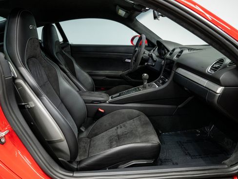 Used 2020 Porsche 718 Cayman GT4 RWD image 38