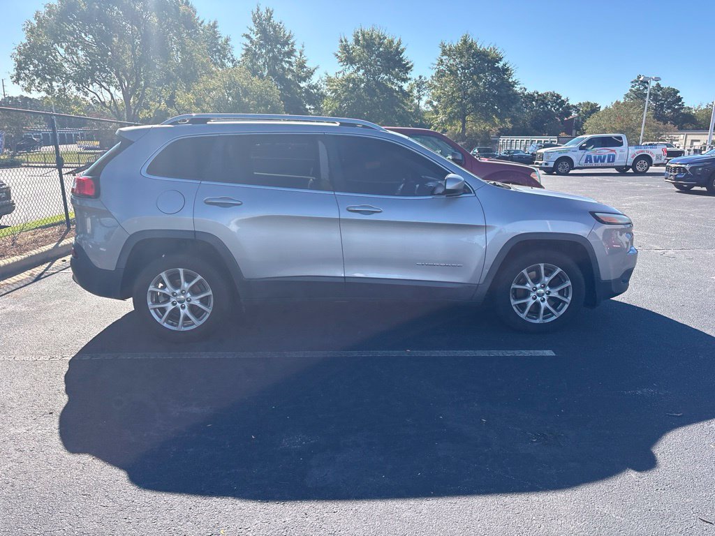 Used 2018 Jeep Cherokee Latitude FWD image 2
