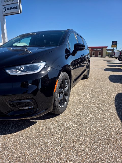 Used 2025 Chrysler Pacifica Limited FWD image 3