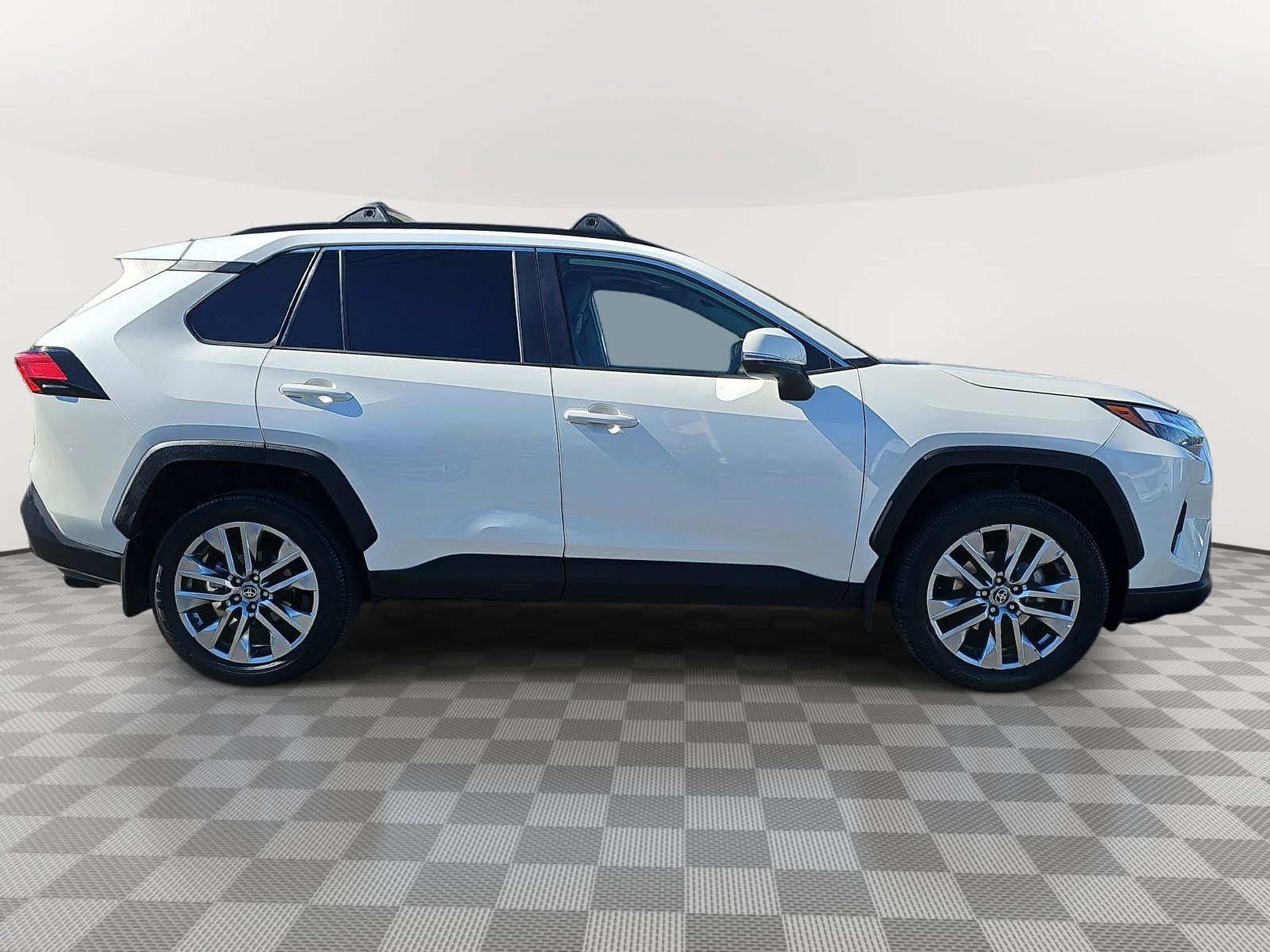 Used 2022 Toyota RAV4 XLE Premium FWD image 4