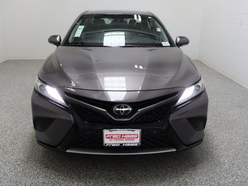 Used 2018 Toyota Camry XSE image 3