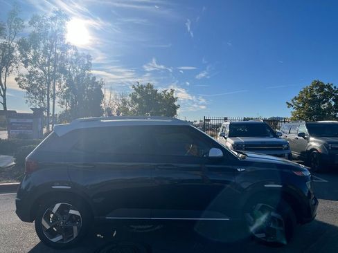 Used 2021 Hyundai Venue image 8