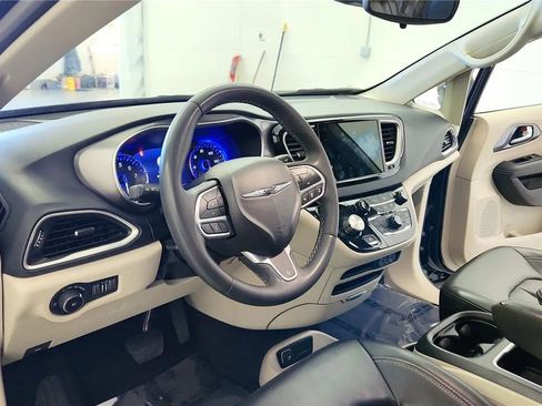 Used 2023 Chrysler Pacifica Touring-L FWD image 21