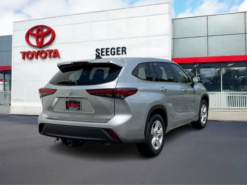 Used 2023 Toyota Highlander FWD image 3