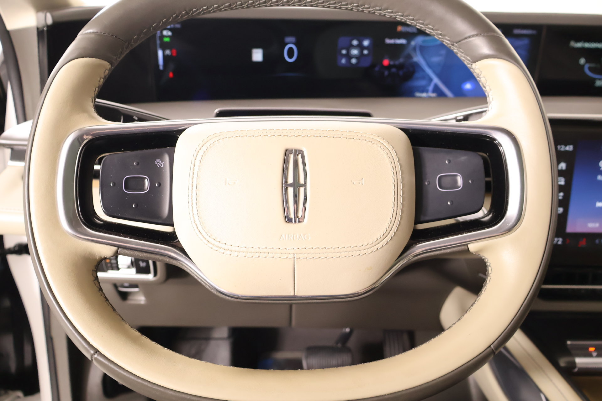 Used 2025 Lincoln Nautilus Reserve w/ Jet Appearance Package AWD/4WD image 3