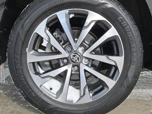 Used 2022 Toyota Corolla Cross XLE image 27