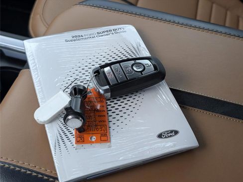 Used 2024 Ford F250 Platinum w/ FX4 Off-Road Package AWD/4WD image 28