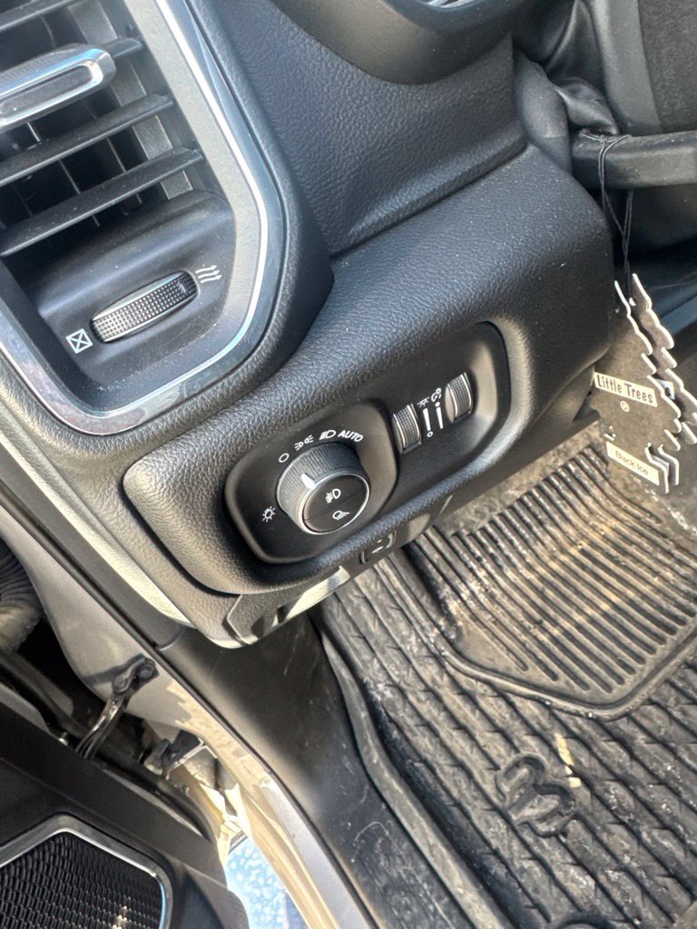 Used 2025 RAM 1500 Laramie w/ Sport Appearance Package AWD/4WD image 9