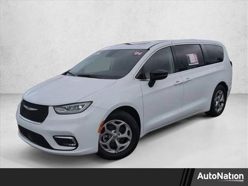 Used 2024 Chrysler Pacifica Limited image 1