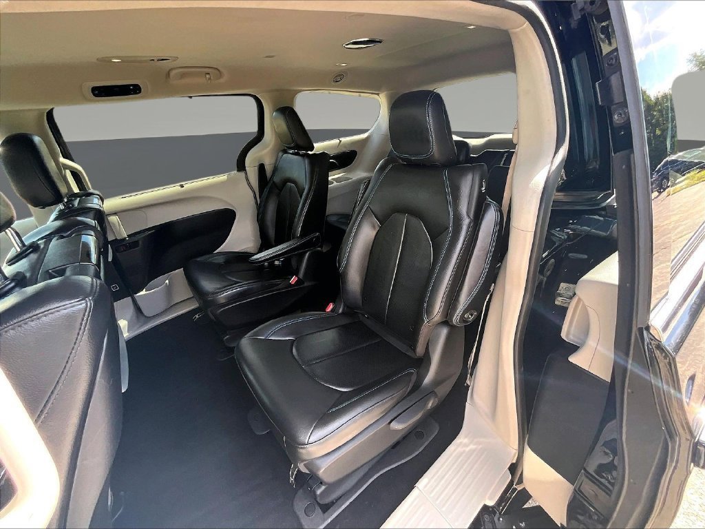 Used 2021 Chrysler Pacifica Touring-L w/ Uconnect Theater Family Group FWD image 25