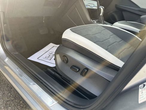 Used 2025 Volkswagen Taos SE image 19