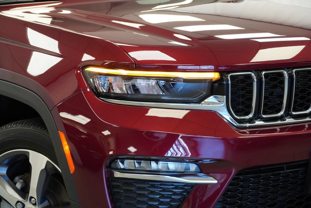 Certified 2025 Jeep Grand Cherokee Limited AWD/4WD image 9
