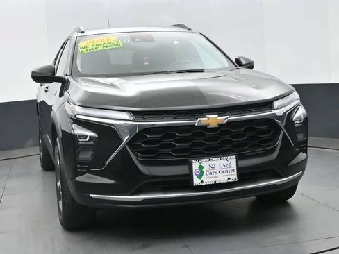 Used 2025 Chevrolet Trax LT FWD image 3