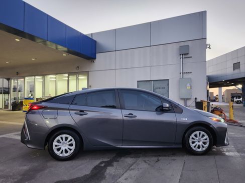 Used 2021 Toyota Prius Prime Limited image 8