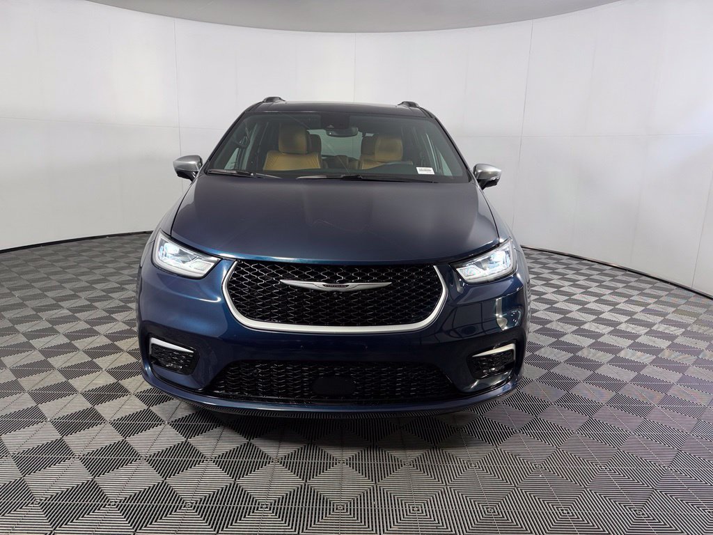 Used 2023 Chrysler Pacifica Pinnacle FWD image 3