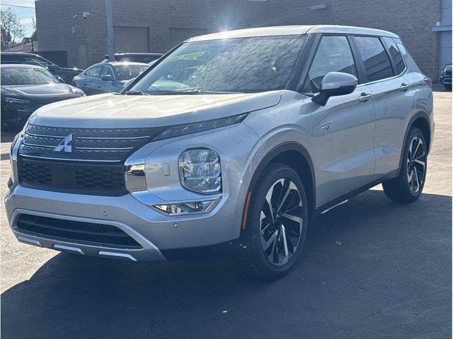 Used 2025 Mitsubishi Outlander 4WD Plug-In Hybrid image 2