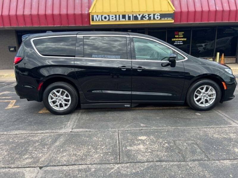 Used 2024 Chrysler Pacifica Touring-L FWD image 4
