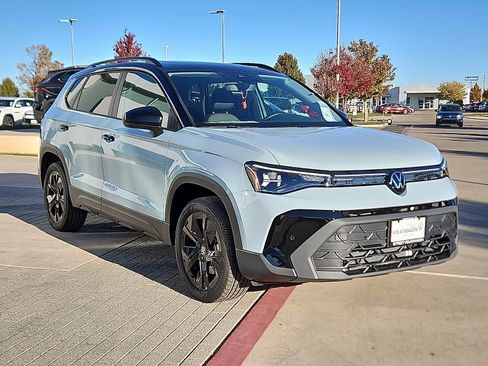 New 2026 Volkswagen Taos SE image 4