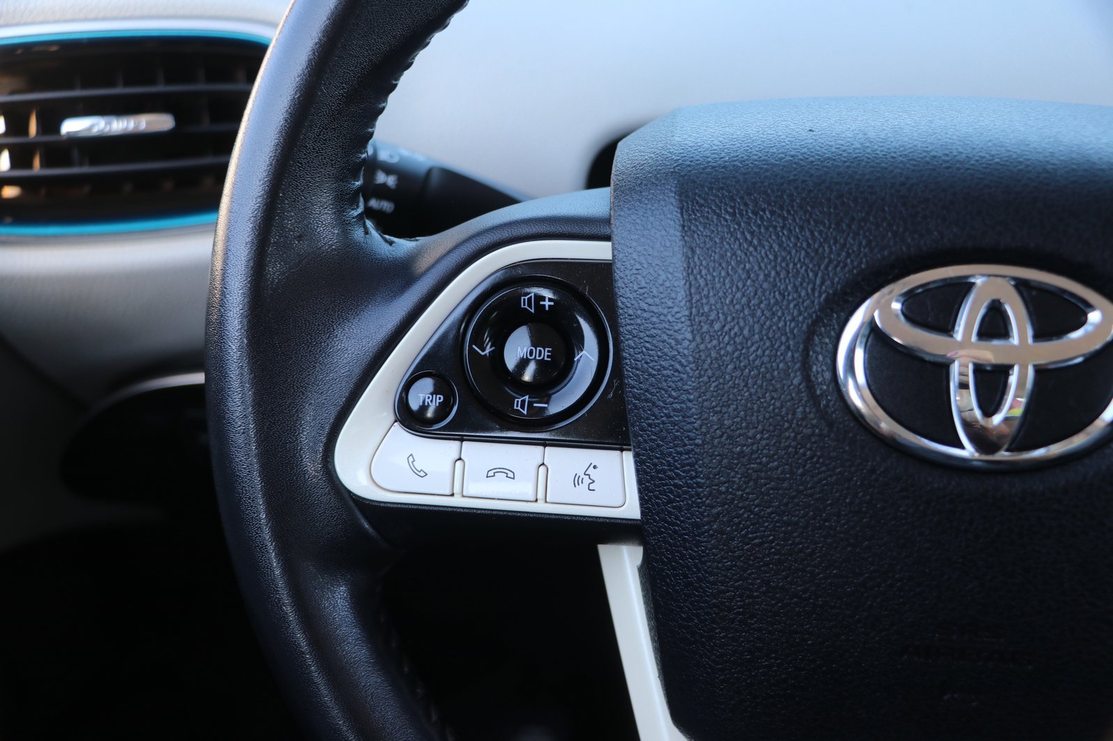 Used 2018 Toyota Prius Three FWD image 18