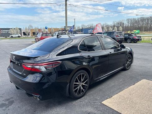 Used 2021 Toyota Camry SE image 4