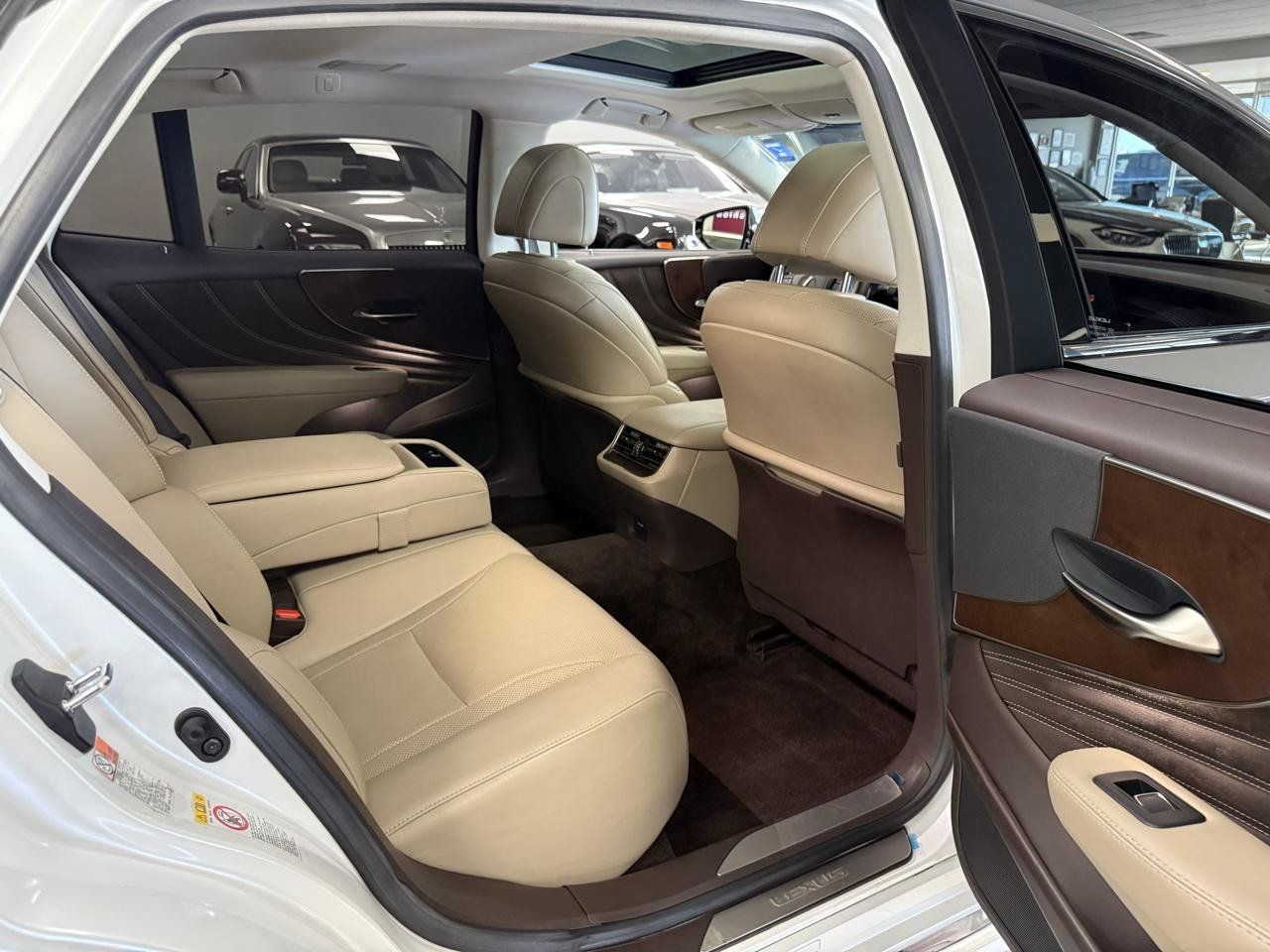 Used 2018 Lexus LS 500 w/ Accessory Package (Z2) RWD image 23