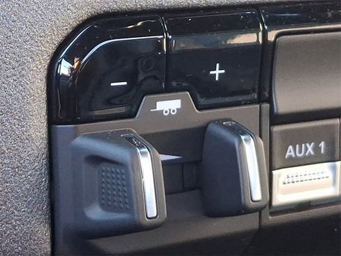 Used 2024 RAM 2500 Tradesman w/ Chrome Appearance Group image 25