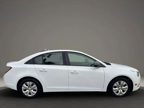 Used 2013 Chevrolet Cruze LS image 4