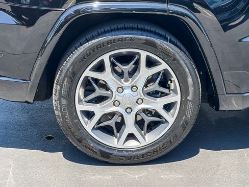 Used 2020 Jeep Grand Cherokee Overland AWD/4WD image 10