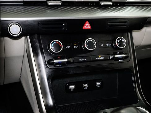 Certified 2022 Kia Carnival LX image 16