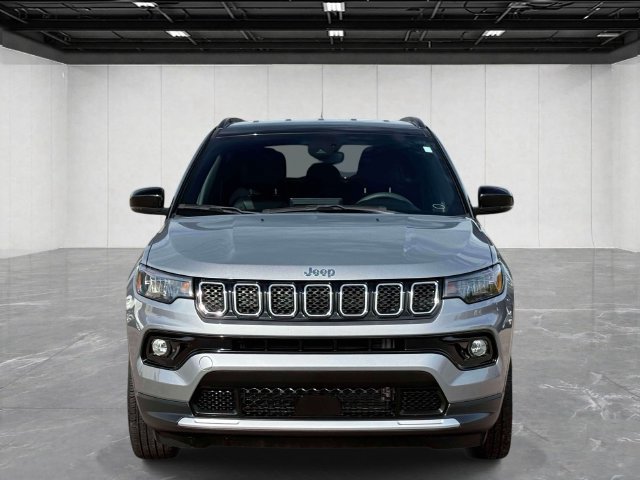 Used 2023 Jeep Compass Limited AWD/4WD image 3