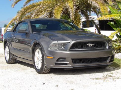 Used 2013 Ford Mustang V6 2dr Convertible image 10
