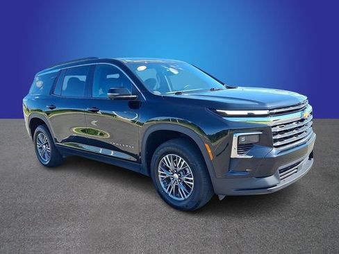 Used 2024 Chevrolet Traverse LT FWD image 2